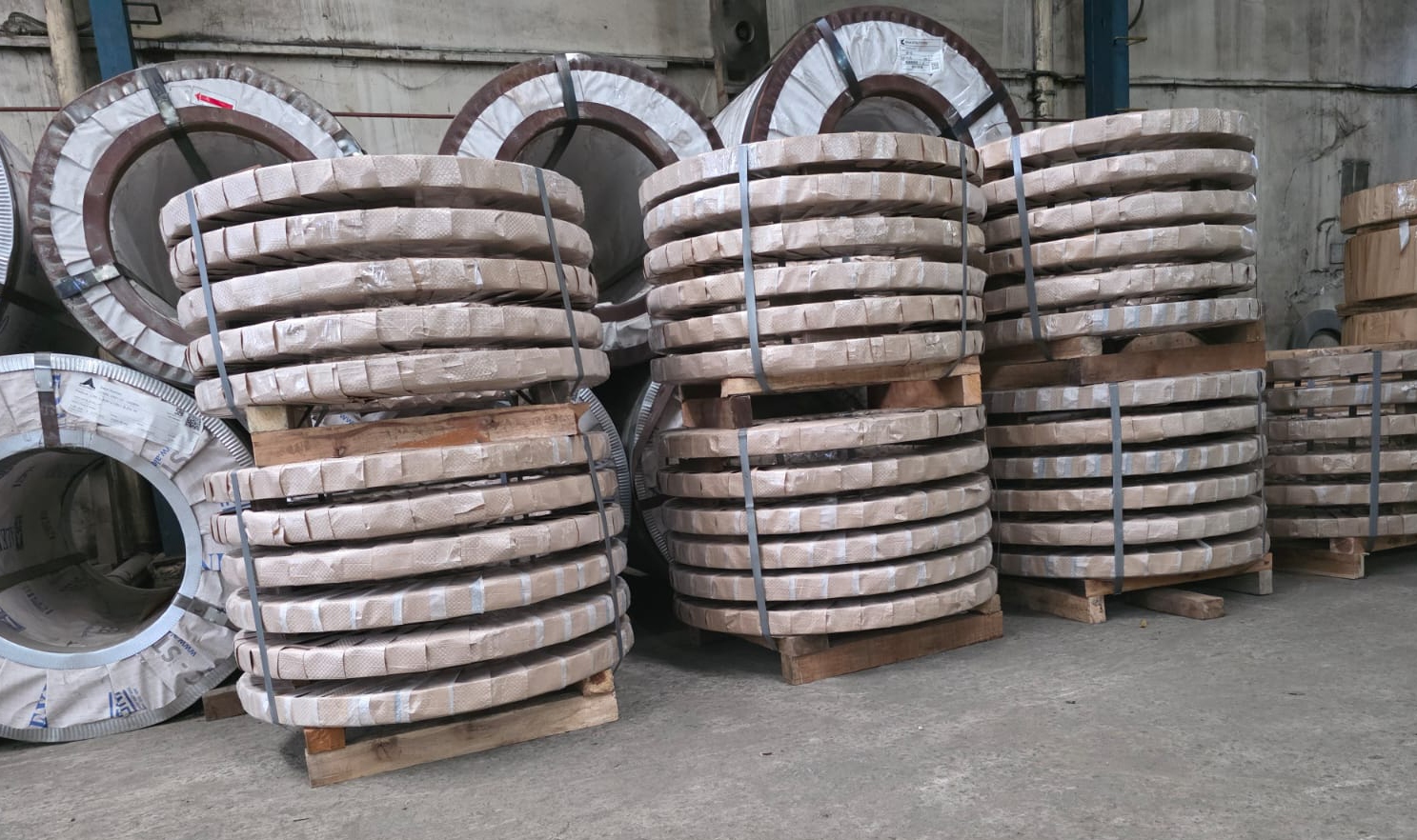 Stok coil siap distribusi di gudang